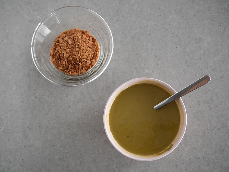 w miseczkach prażynka chrupiąca oraz masa pistacjowa do tortu