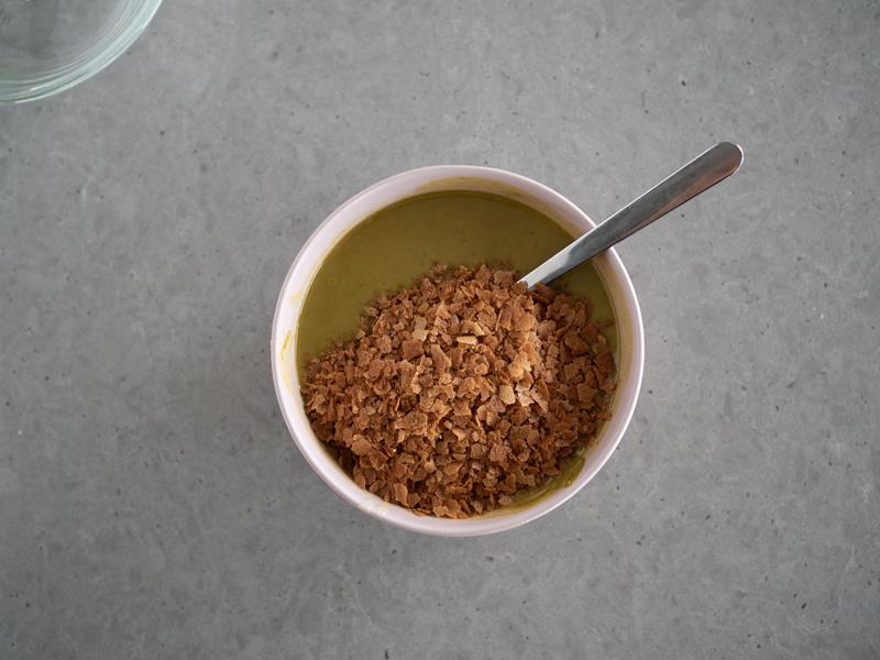 w miseczce masa pistacjowa z chrupkami do praliny pistacjowej do przełożenia tortu