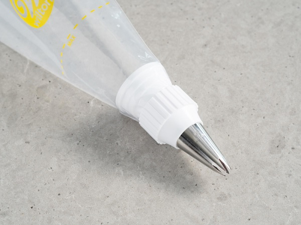 Adapter z tylką 1M w worku cukierniczym przygotowany do dekoracji