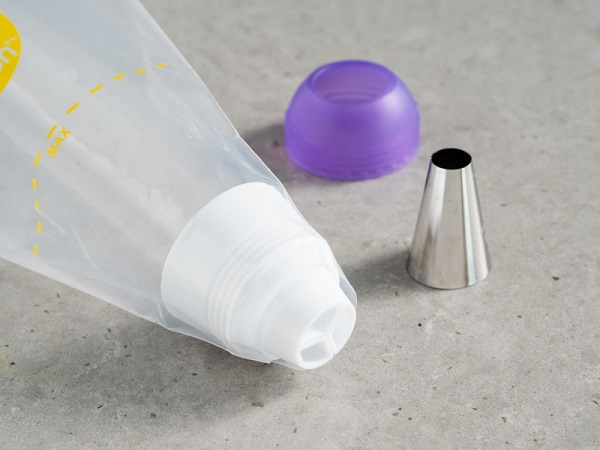 Adapter potrójny włożony do worka cukierniczego z odciętą końcówką