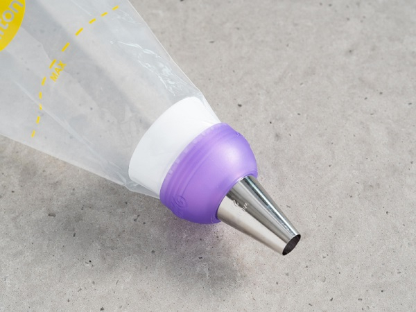 Tylka i nakrętka nałożone na potrójny adapter