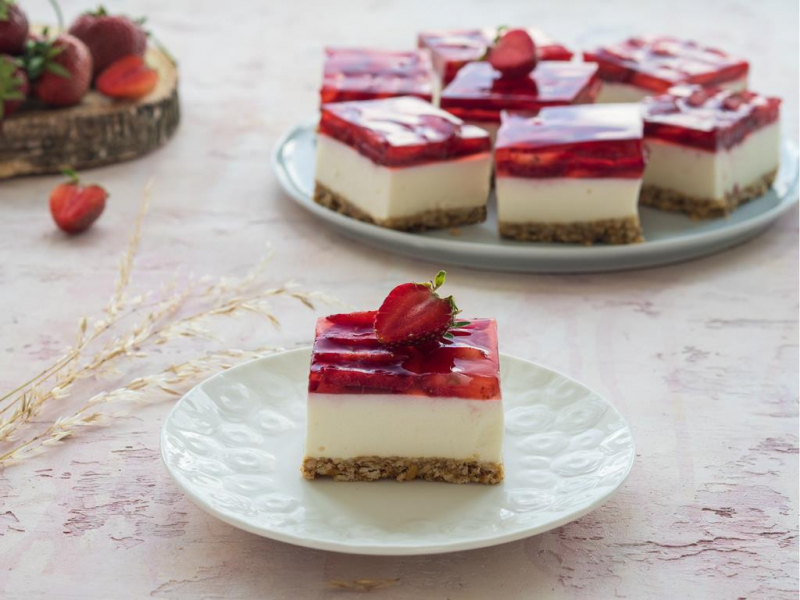 Kawałek sernika z ricottą na preclach na talerzyku - Wszystkiego Słodkiego