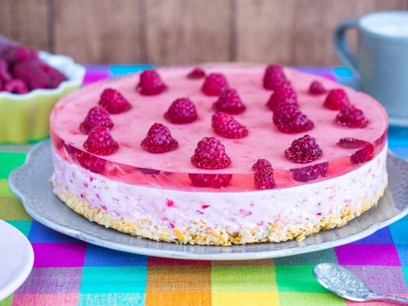 Malinowy sernik na zimno z chrupiącym spodem z płatków kukurydzianych i galaretką