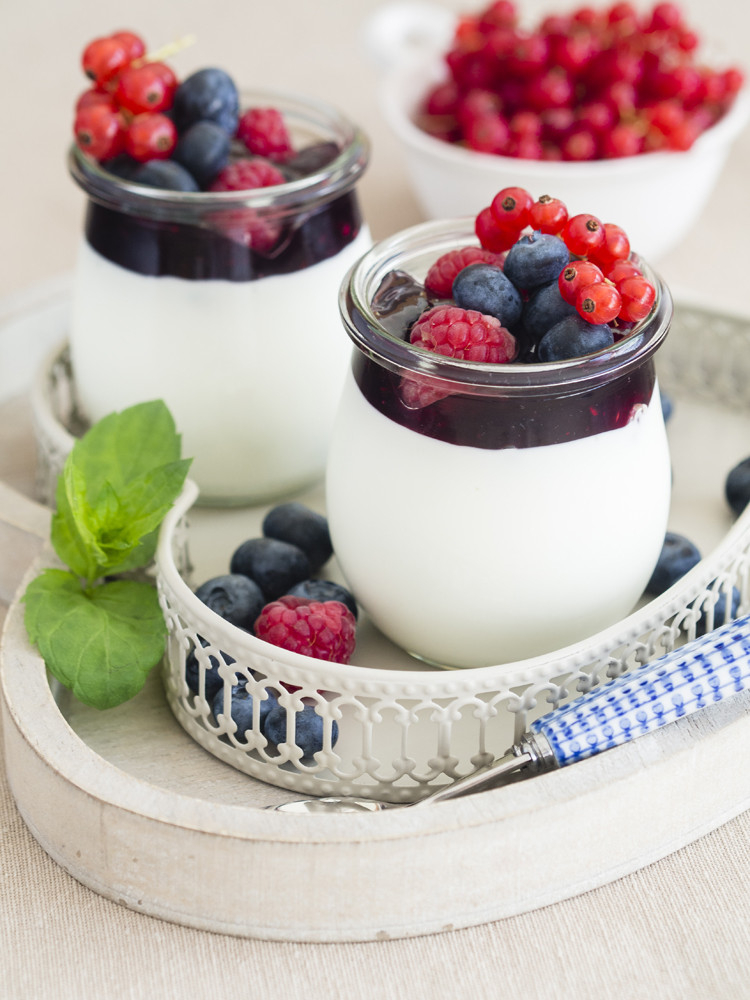 Panna cotta z owocami w słoiczku na tacy