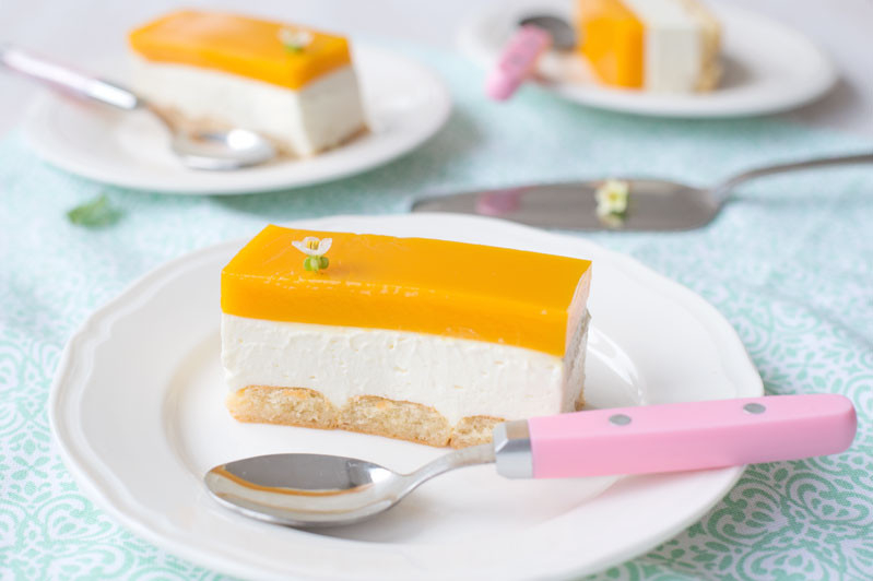 Kawałek sernika na zimni z musem z mango