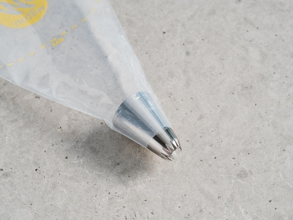 Tylka cukiernicza w worku gotowa do dekorowania kremem lub masą