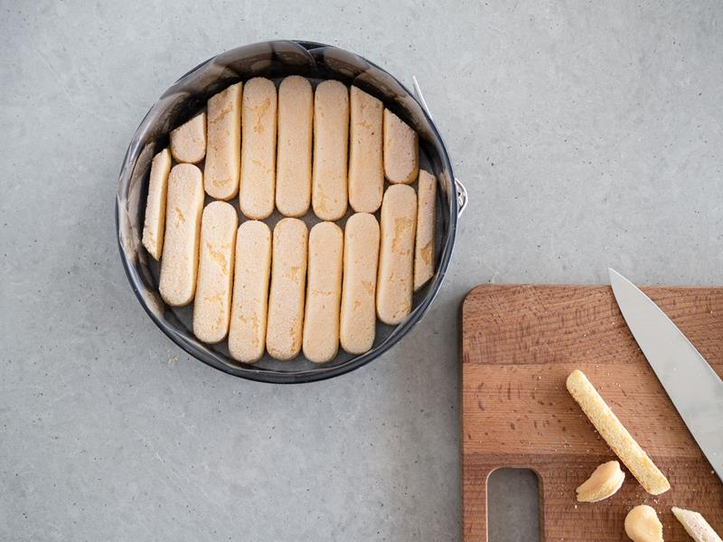 tortownica dr. oetker wyłożona biszkoptami podłużnymi