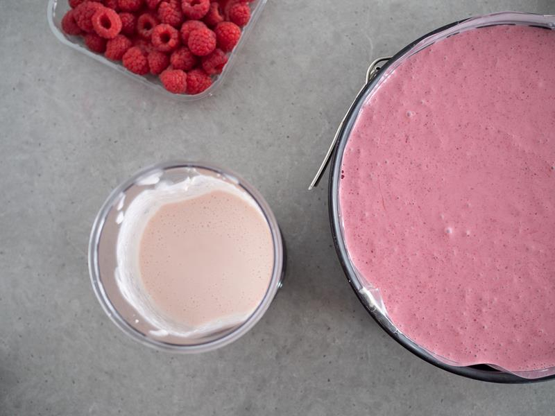 tortownica z kremem owocowym, świeże maliny i masa malinowa z mascarpone i galaretki