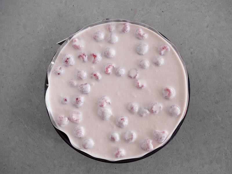 w tortownicy dr. oetker przygotowywany tort bez pieczenia z owocami