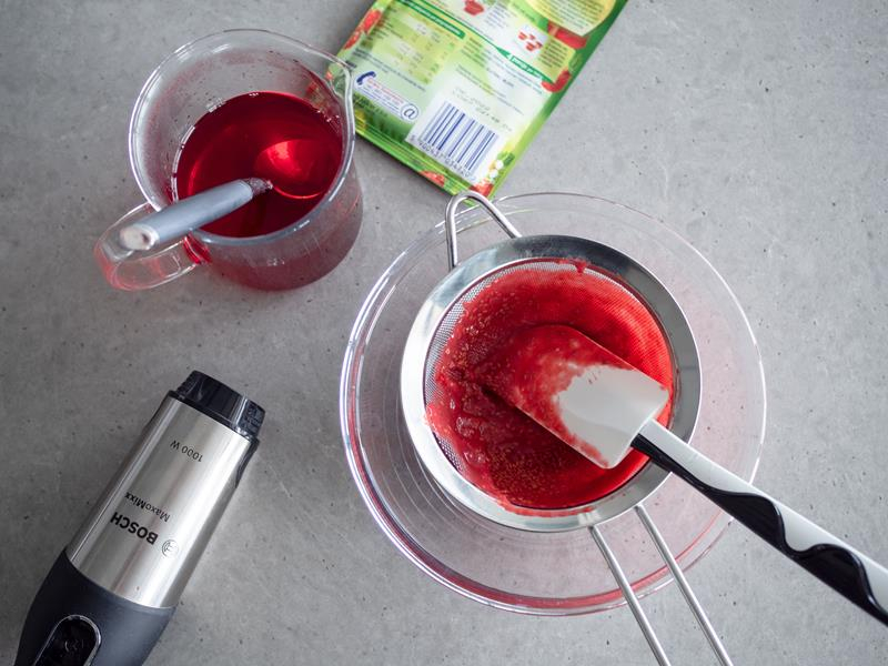 na blacie blender bosch przecierane przez sito maliny i galaretka dr. oetkera