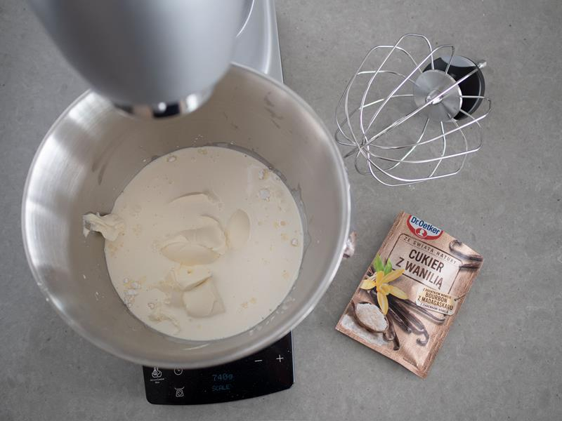 w misie robota bosch śmietanka z serkiem mascarpone obok cukier z wanilią bourbon Dr. Oetekara