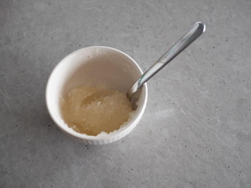 w miseczce namoczona żelatyna uniwersalna dr. oetkera