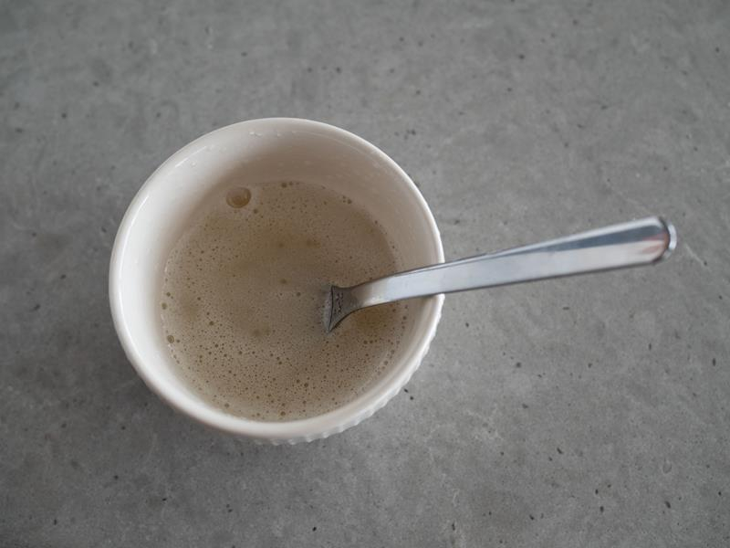 w miseczce rozpuszczona żelatyna z łyżeczką