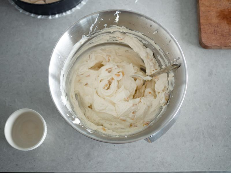 w misie krem do tortu z pokrojonymi brzoskwiniami