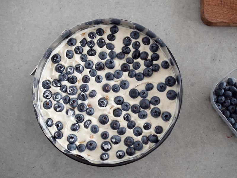 foremka z przygotowywanym tortem owocowym bez pieczenia