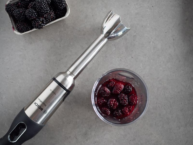na blacie polecany blender ręczny bosch obok naczynie z galaretką i jeżynami