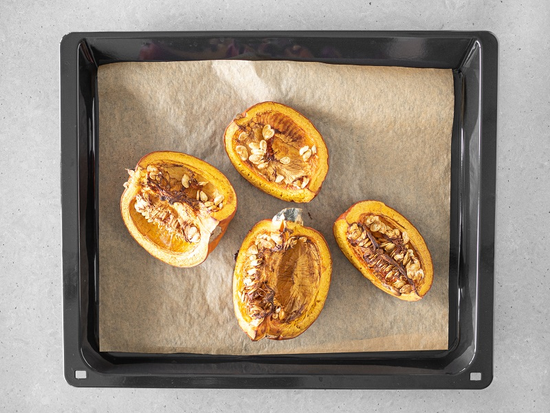 Dynia pokrojona na kawa艂ki, u艂o偶ona na papierze do pieczenia