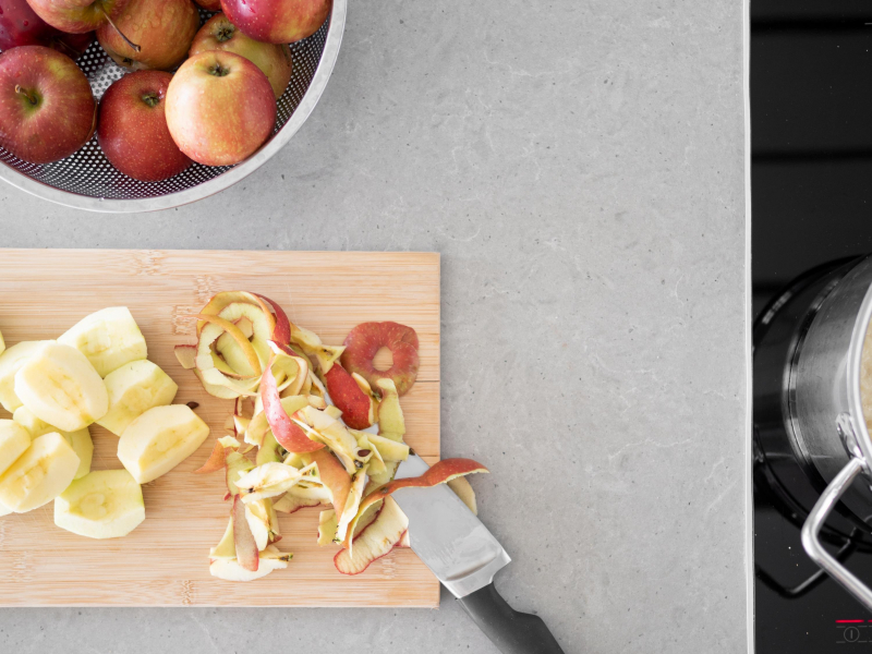 Obieranie jabłek na drewnianej desce.