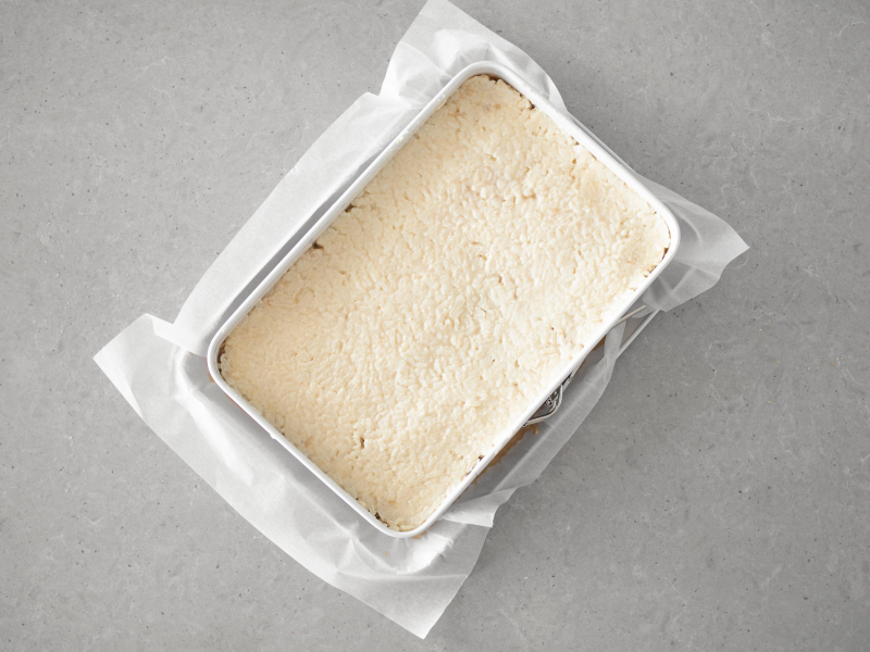 Na dnie formy rozłożony ugotowany ryż.