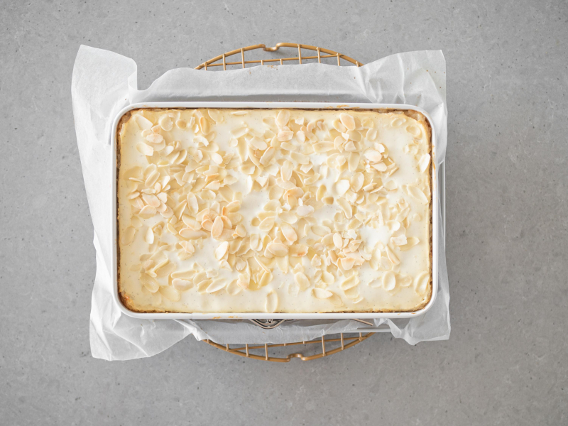 Upieczony ryż z jabłkami bez mleka, posypany płatkami migdałów.