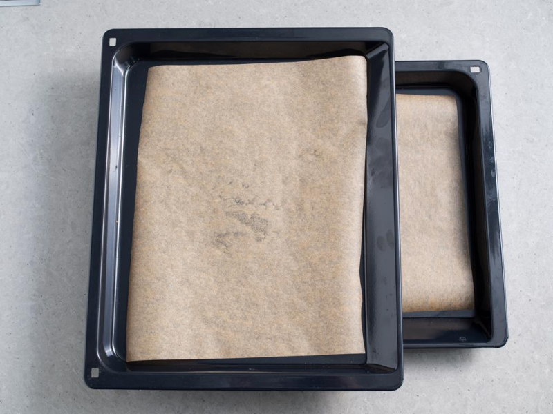 blachy z wyposażenia piekarnika wyłożone papierem do pieczenia