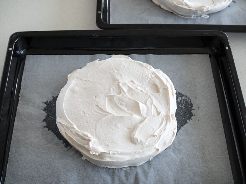 blat bezowy na blaszce z papierem do pieczenia