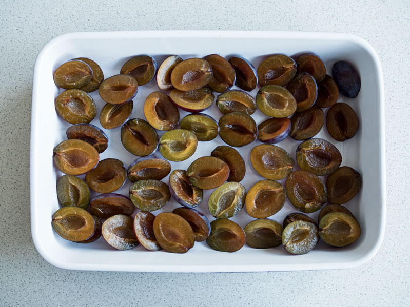 połówki śliwek w naczyniu żaroodpornym