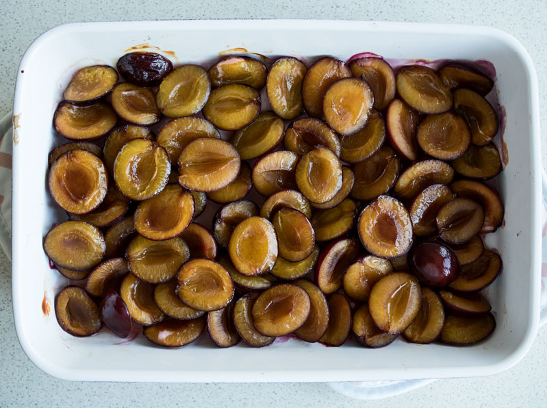 upieczone śliwki w naczyniu żaroodpornym