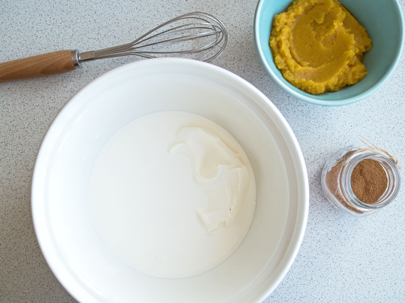 śmietanka i mascarpone w misce, obok puree dyniowe w drugiej miseczce i przyprawa pumpkin pie w słoiczku