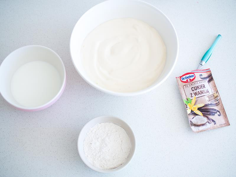 Jajka utarte z cukrem, mleko, mąka pszenna i cukier z wanilią Bourbon Dr. Oetkera