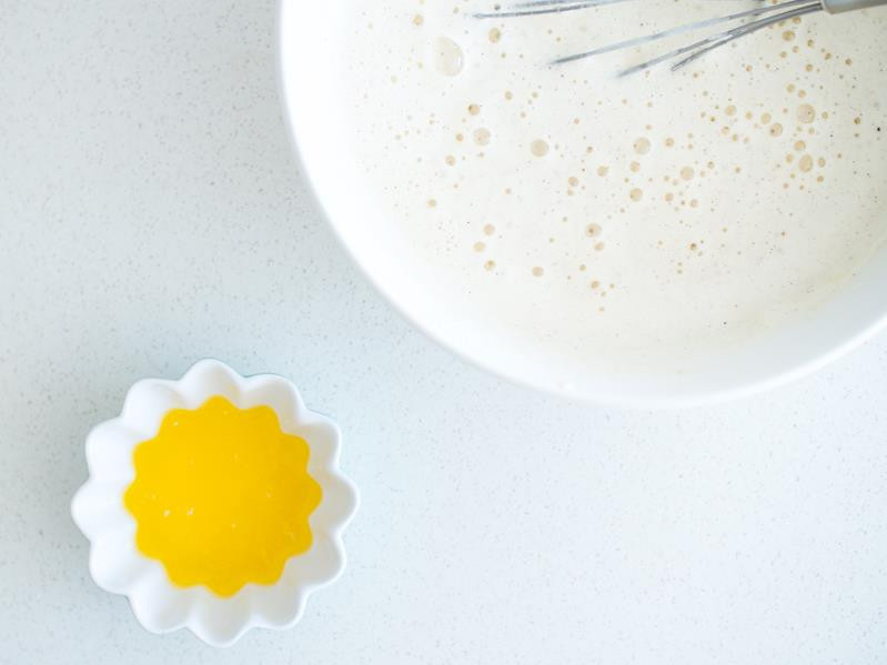 Rozpuszczone masło i ciasto na clafoutis