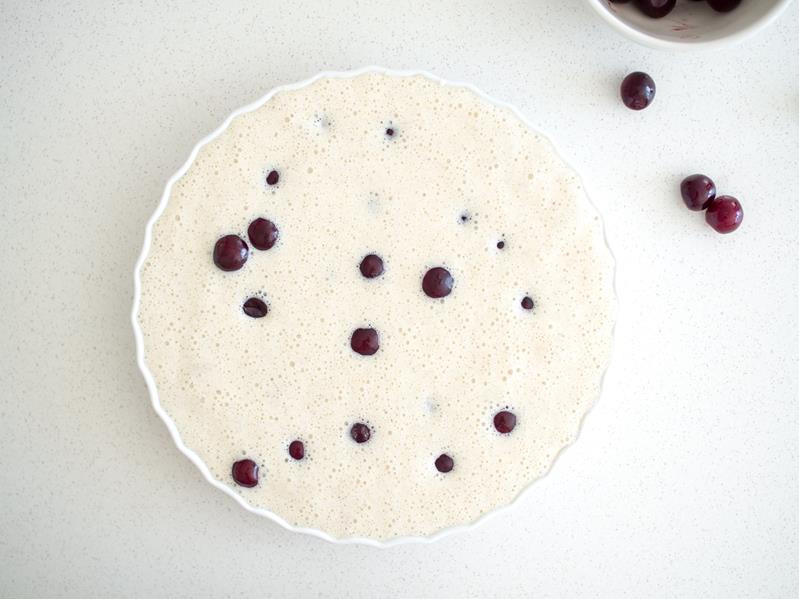 Masa przelana do formy z wiśniami