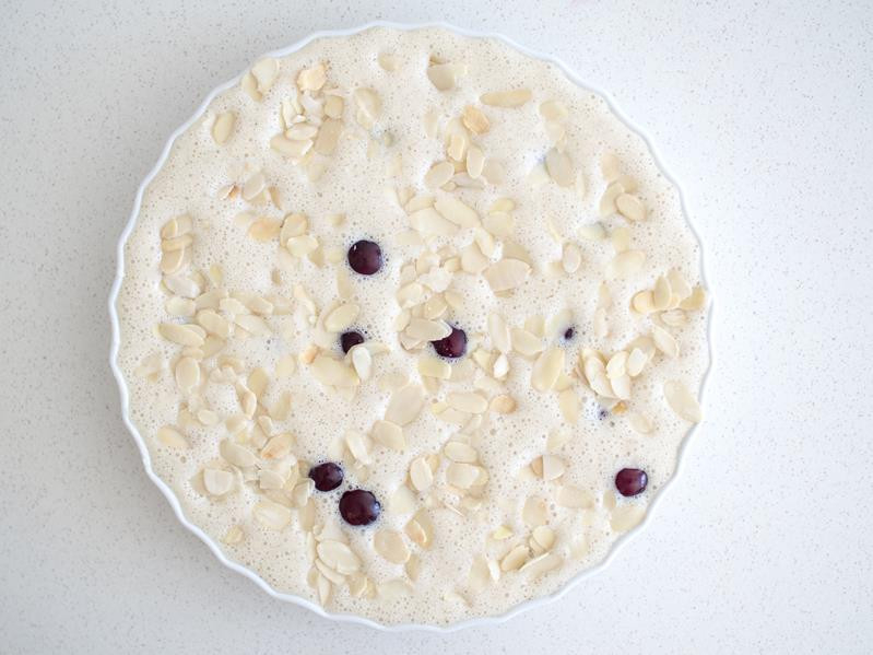 Ciasto clafoutis posypane płatkami migdałów