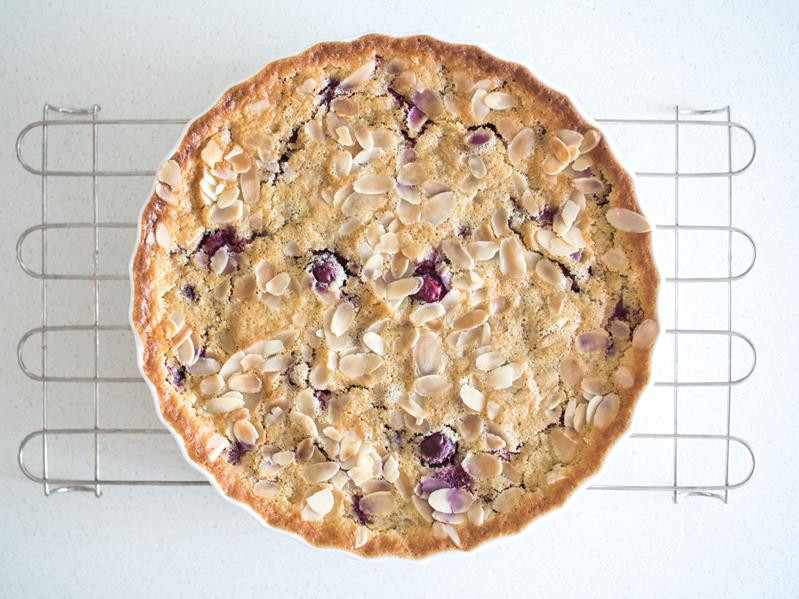 Upieczone clafoutis z wiśniami na kratce do studzenia