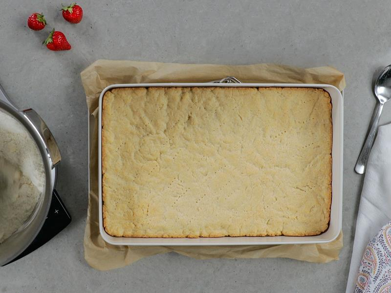 forma z upieczonym spodem do kruchego ciasta z rabarbarem i truskawkami