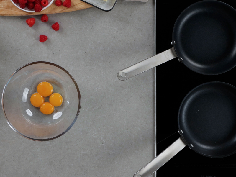 w miseczce żółtka oddzielone od białek oraz składniki na omlet na słodko