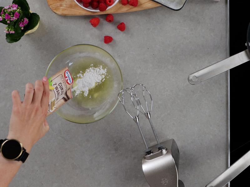 ubite na sztywno białka w misce, składniki na słodki omlet