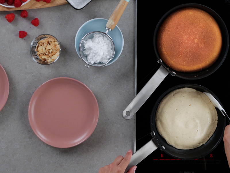 usmażony omlet na słodko na patelni na płycie indukcyjnej bosch