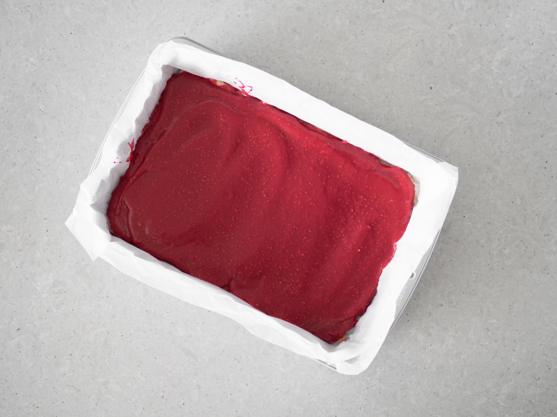 Galaretka malinowa z agarem wy艂o偶ona na kremie kokosowym.