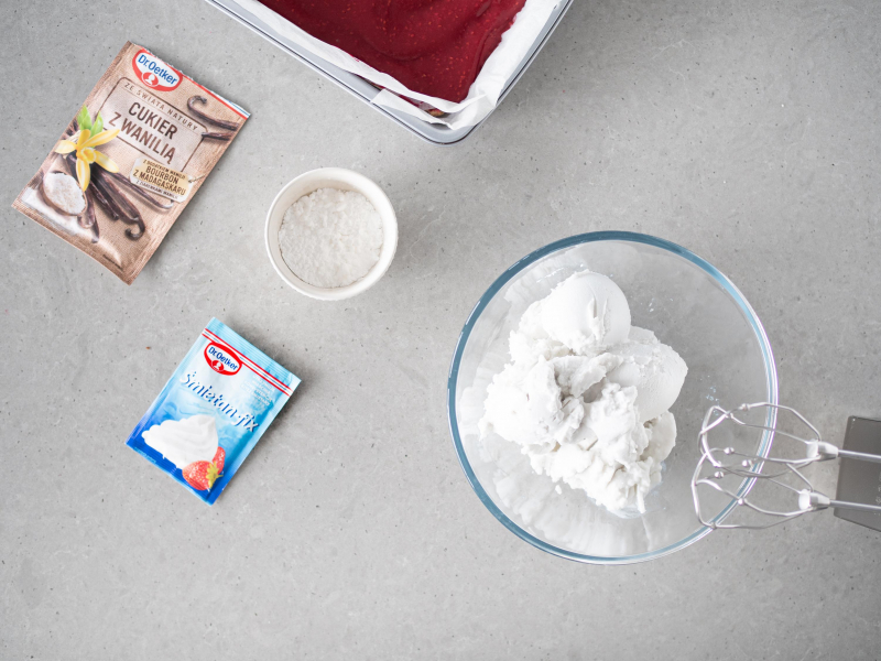 艢mietanka kokosowa w szklanej misie. Obok cukier z wanili膮 Dr. Oetkera, cukier puder i 艣mietan-fix.