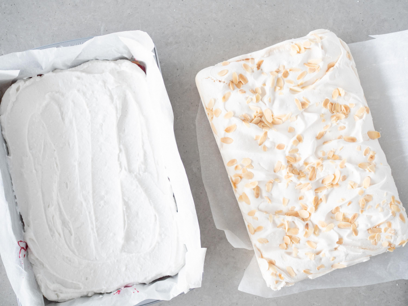 Ubita 艣mietanka kokosowa prze艂o偶ona na galaretk臋 malinow膮. Obok upieczona beza z aquafaby.