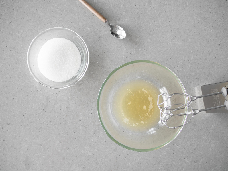 Aquafaba w misce. Obok cukier i s贸l na 艂y偶eczce.