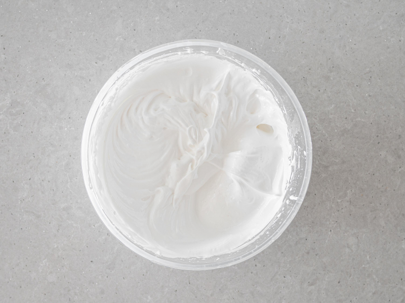 Ubita beza z aquafaby w misce.