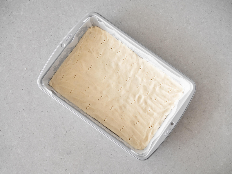 Forma prostok膮tna Wilton wylepiona ciastem p贸艂kruchym wega艅skim.