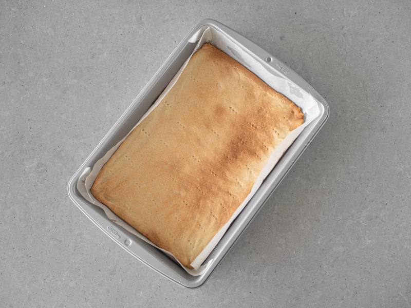 Upieczone ciasto p贸艂kruche wega艅skie.