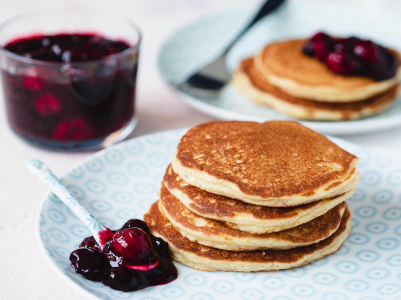 bezglutenowe placuszki na bazie mąki ryżowej i mielonych migdałów podane z owocami na ciepło - wszystkiego słodkiego