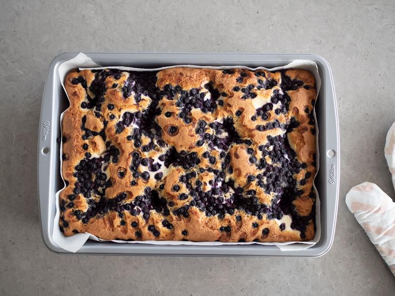 upieczone ciasto z jagodami