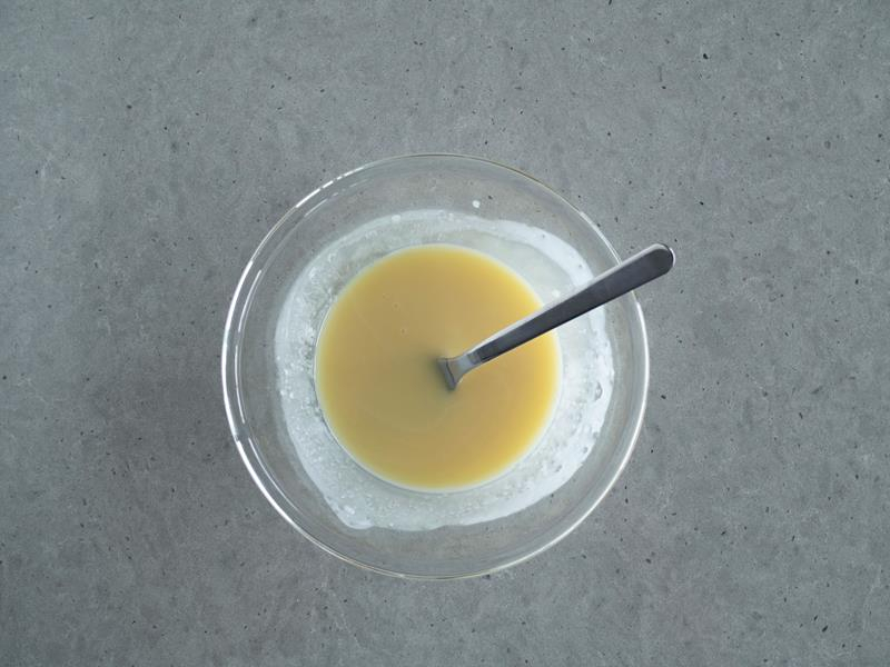 rozpuszczona biała czekolada na polewę do ciasta