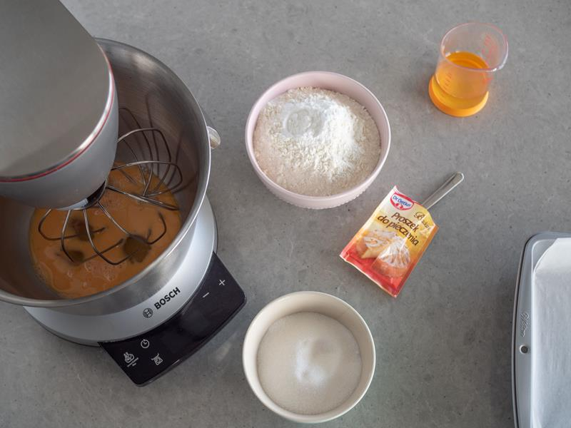 w misie robota bosch jajka obok składniki na ciasto