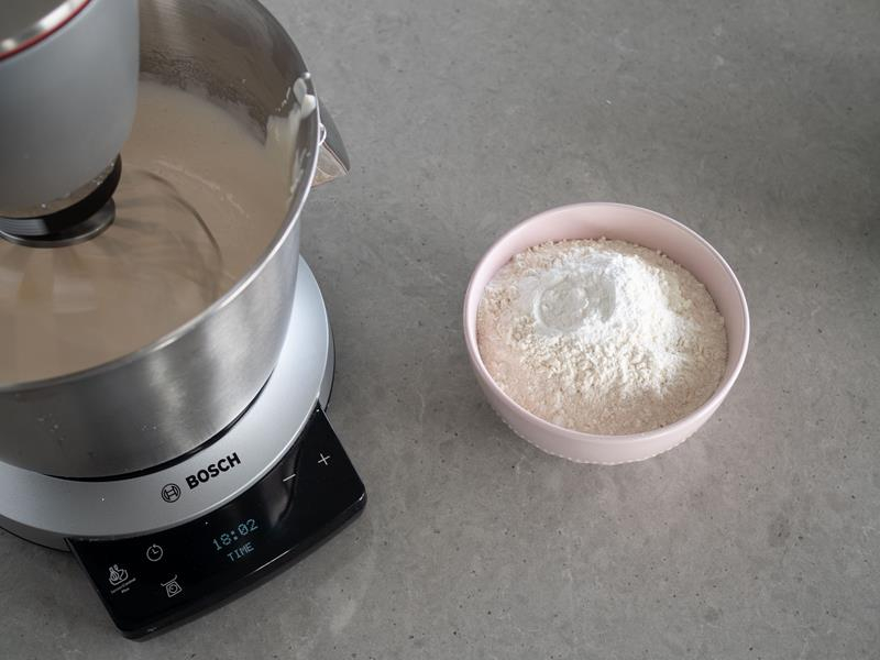 robot kuchenny bosch obok miska z mąką